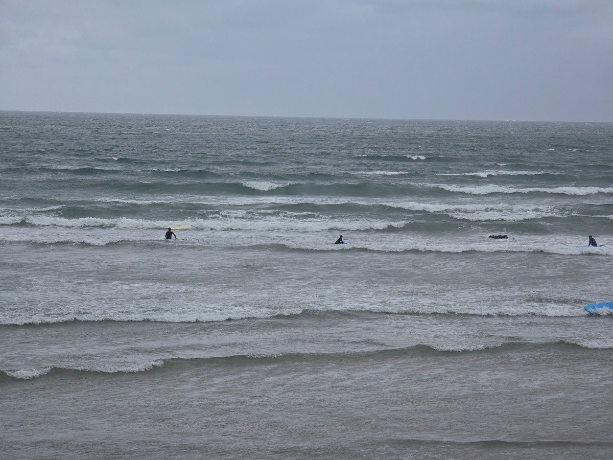 2-3ft waves, moderate WNW 18kts onshore wind, Air temp 16C, Water temp 17.1C, Low tide 10:04 and 22:32, High tide 16:18.